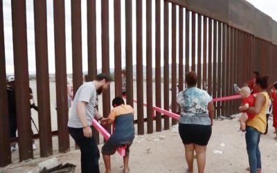 Roze wipwap op de grens tussen Mexico en de Verenigde Staten
