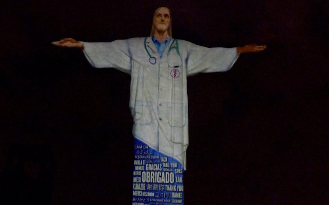 Christus beeld in Rio draagt doktersjas als eerbetoon aan zorgpersoneel